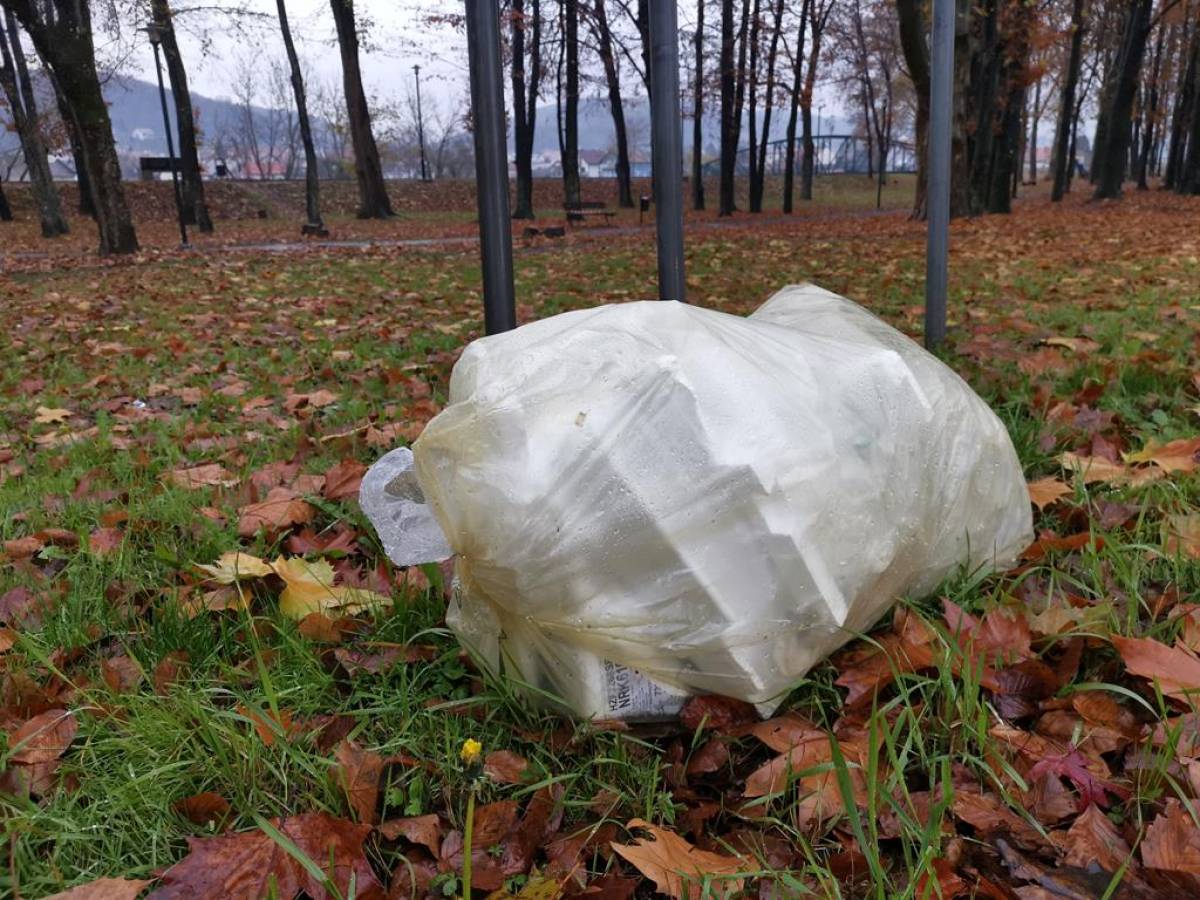 UPOZORENJE KOMUNALCA: Stiropor nije plastična ambalaža, a park nije reciklažno dvorište