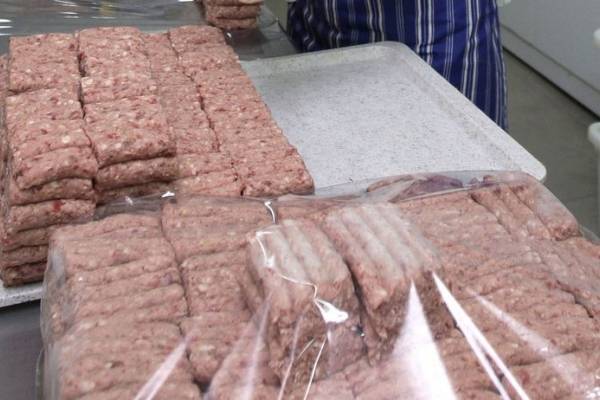 S tržišta se povlače Đakovački ćevapi od crne slavonske svinje