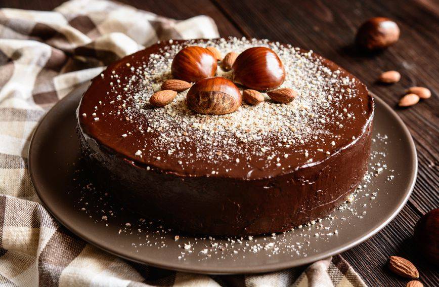 Sočna torta od kesten-pirea i čokolade koja se priprema bez grama brašna
