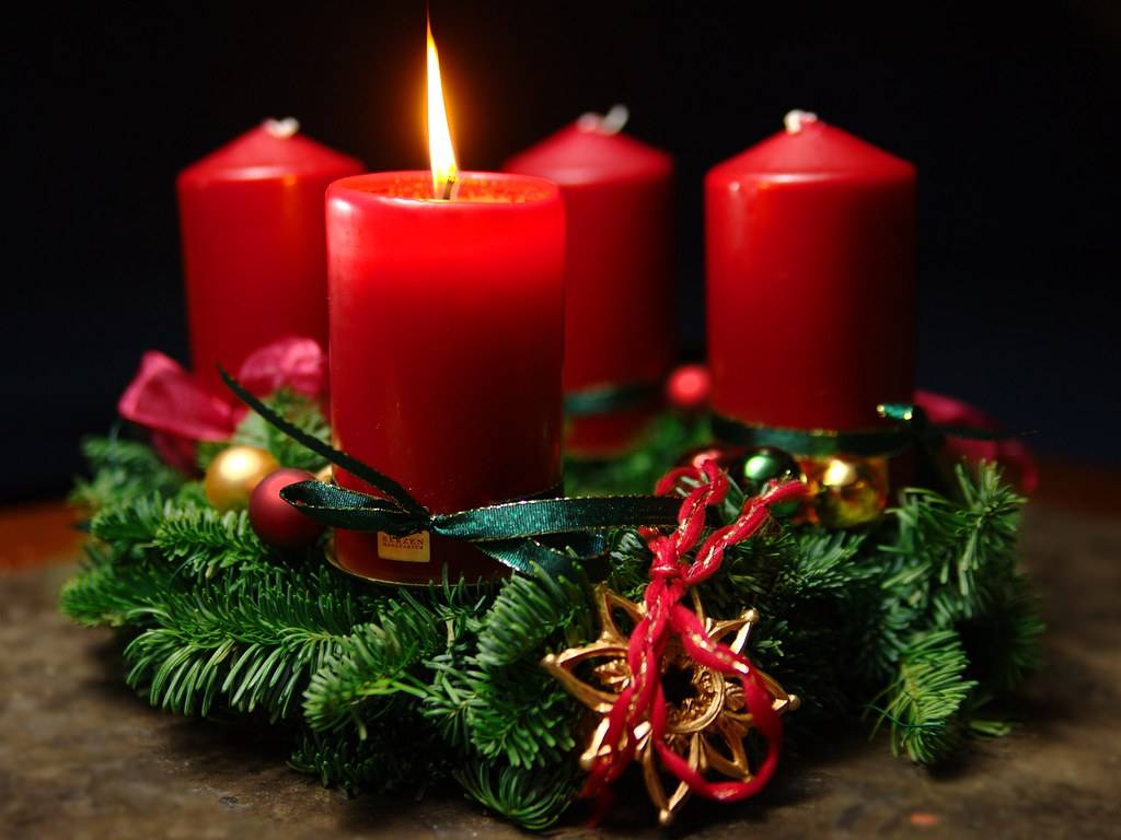 Danas palimo prvu adventsku svijeću. Evo nekih detalja o adventskom vijencu koje možda niste znali...