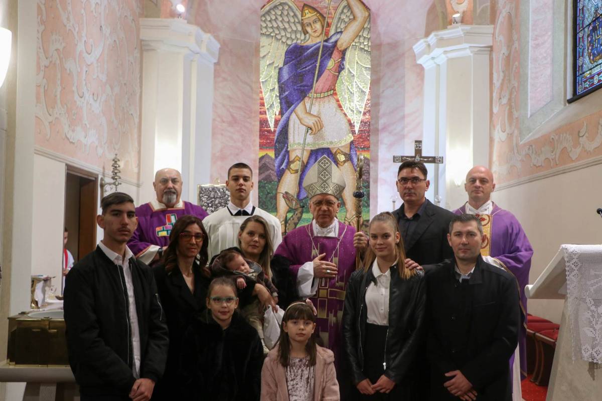Biskup Škvorčević u Stražemanu krstio peto dijete obitelji Martinaš