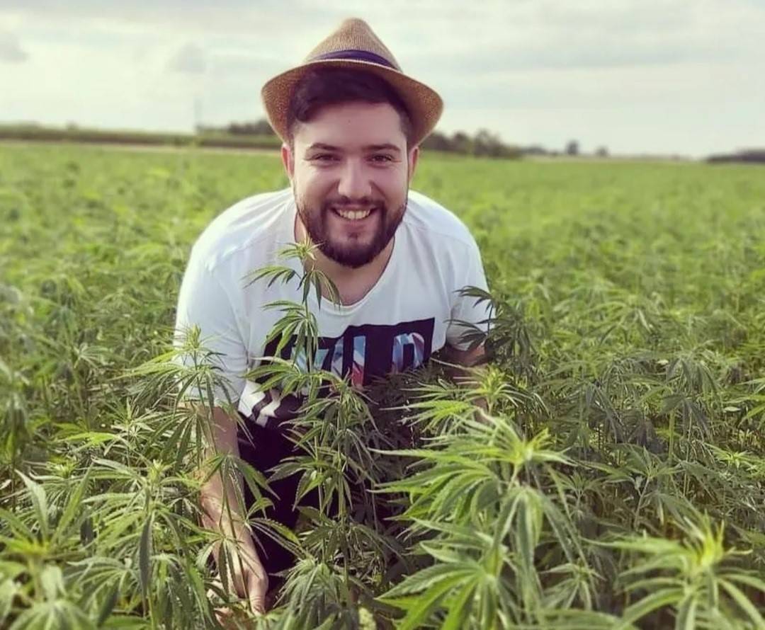 Zvonimir na svojoj djedovini uzgaja konoplju i od nje pravi ulje: ʼʼPrva reakcija Slavonaca je bila skeptična, čak su znali kopati po zemlji da se uvjereʼʼ