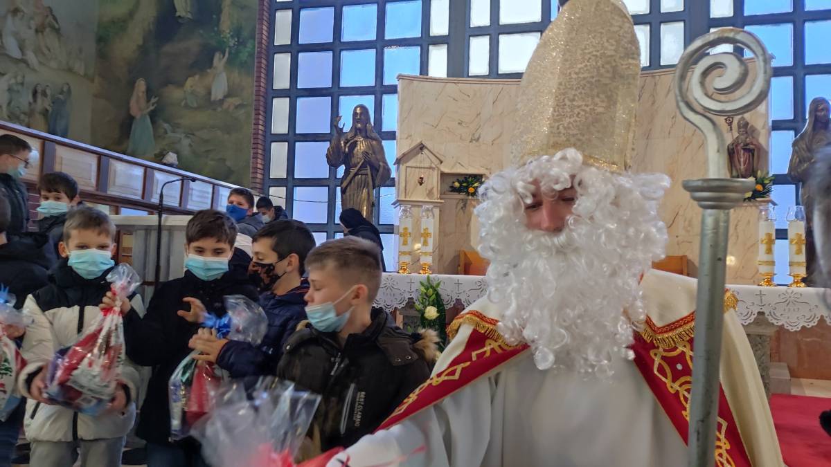 Sveti Nikola djeci podijelio poklone u župnoj crkvi sv.Nikole u Pleternici