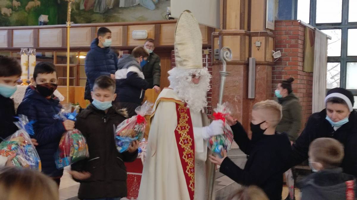 Sveti Nikola djeci podijelio poklone u župnoj crkvi sv.Nikole u Pleternici