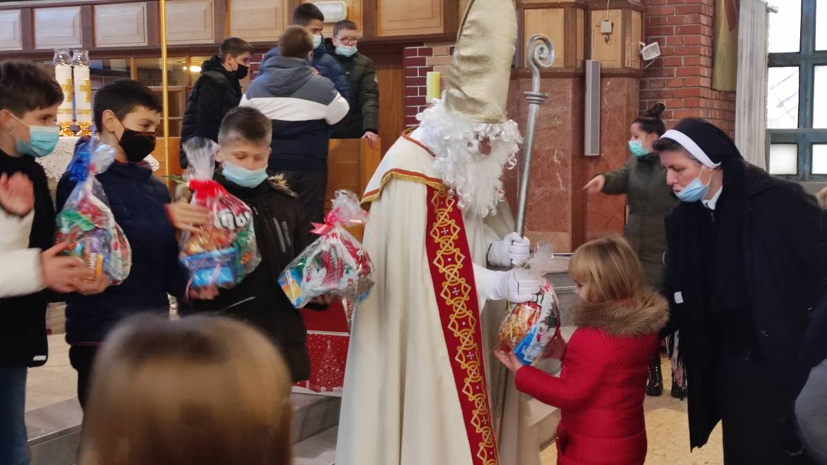 Sveti Nikola djeci podijelio poklone u župnoj crkvi sv.Nikole u Pleternici