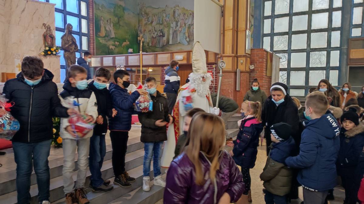 Sveti Nikola djeci podijelio poklone u župnoj crkvi sv.Nikole u Pleternici