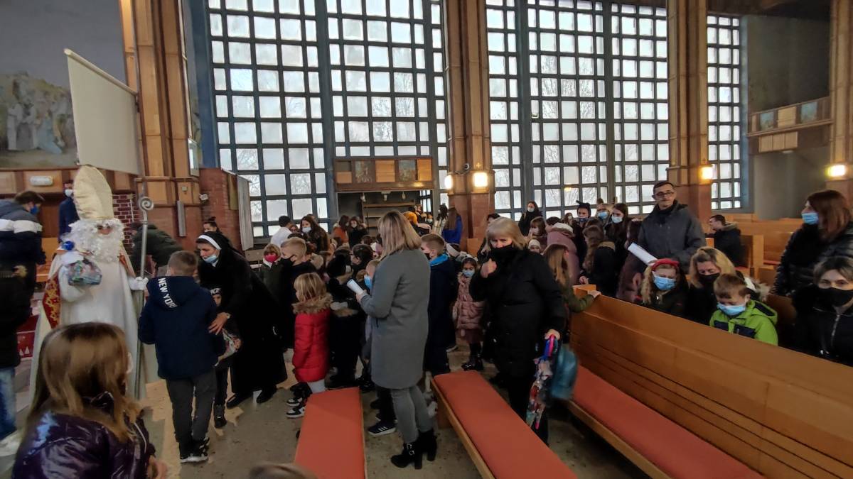 Sveti Nikola djeci podijelio poklone u župnoj crkvi sv.Nikole u Pleternici