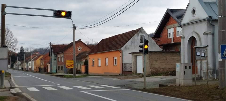 Zbog semafora koji već danima ne radi u Vidovcima dijete zamalo završilo pod kotačima automobila