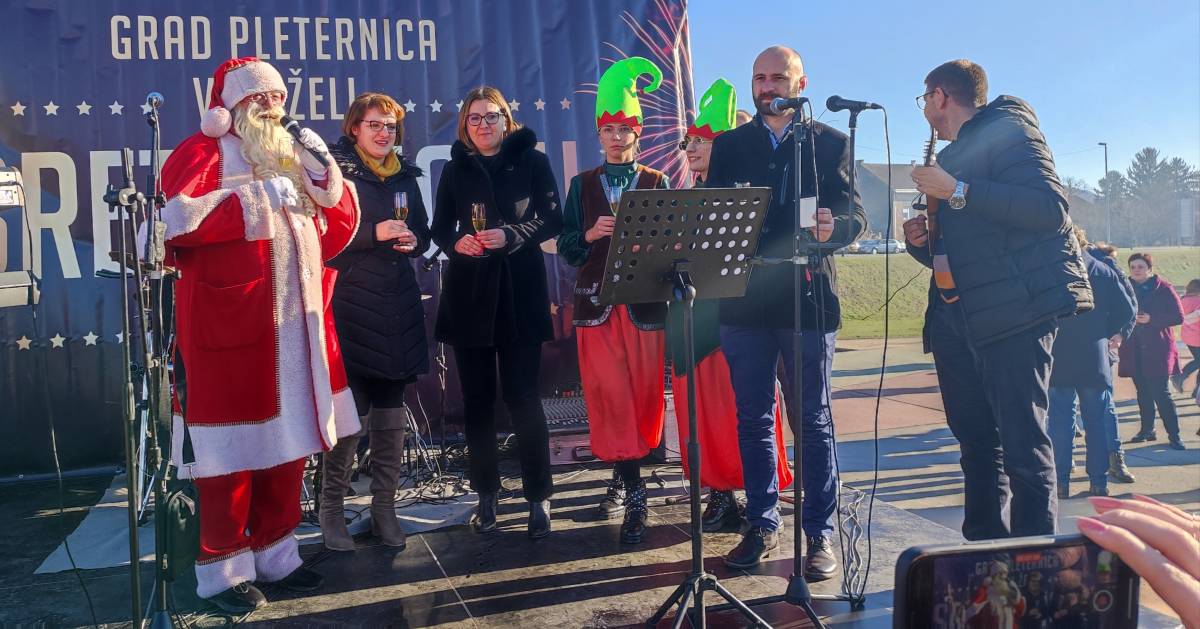 U Pleternici održan dječji doček Nove godine, nebo je u 12 sati bilo preplavljeno balonima želja