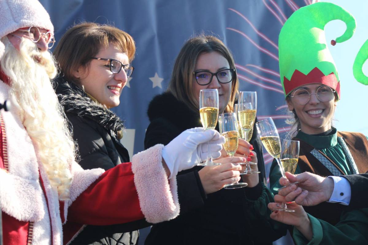 U Pleternici održan dječji doček Nove godine, nebo je u 12 sati bilo preplavljeno balonima želja