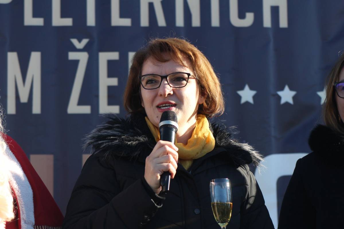 U Pleternici održan dječji doček Nove godine, nebo je u 12 sati bilo preplavljeno balonima želja