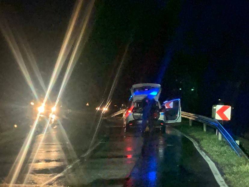 Kod Kadanovaca automobil sletio u putni kanal