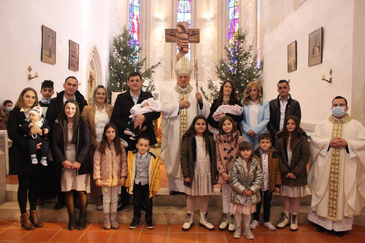 Biskup Škvorčević krstio peto dijete iz dviju obitelji u Voćinu