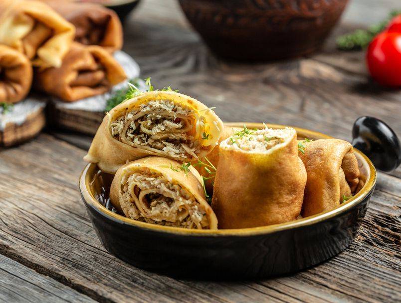 Ruske palačinke: Recept za sočno savršenstvo s piletinom i gljivama