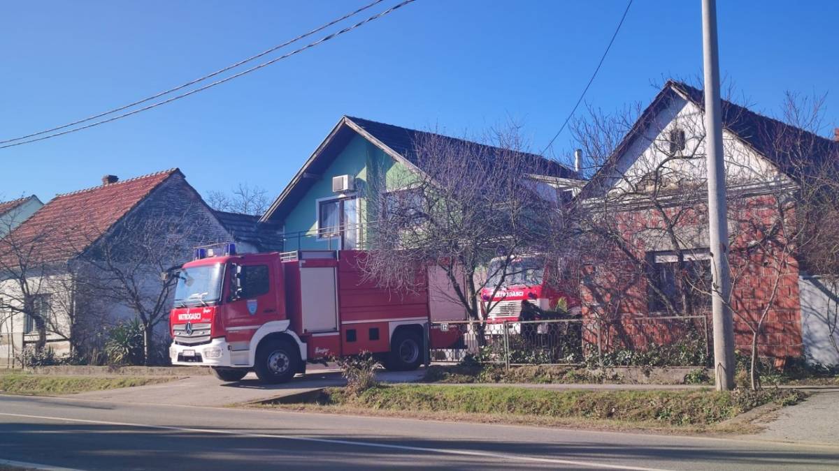 UPRAVO: Vatrogasci gase požar u Sulkovcima