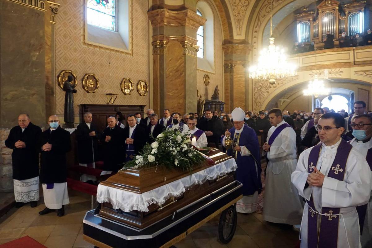 Sprovod svećenika Stjepana Bakarića u Novoj Kapeli