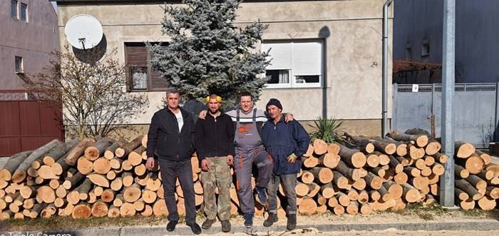 Policijski službenici pomogli obitelji Vuković kupiti i pripremiti drva za ogrjev