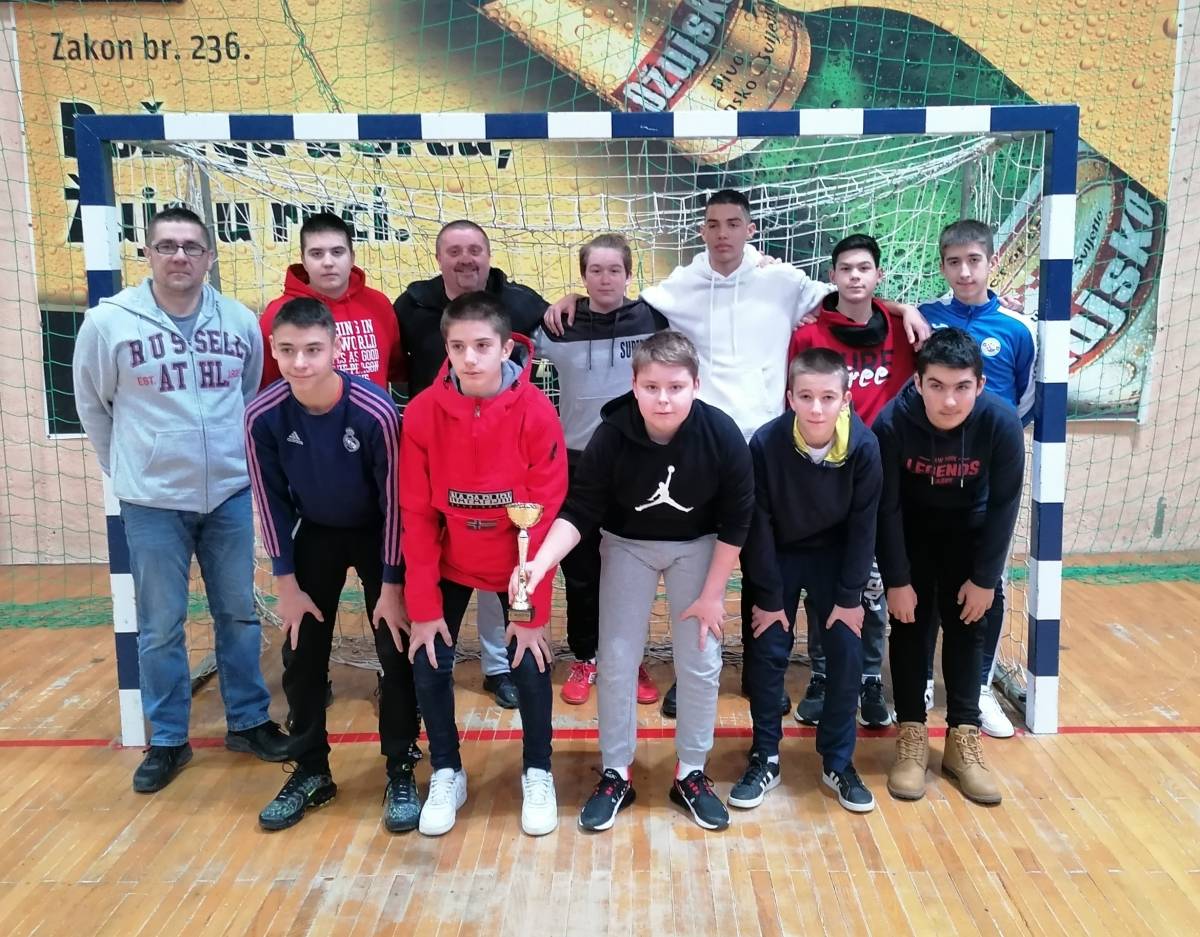 Učenici OŠ Antuna Kanižlića osvojili prvo mjesto na županijskom natjecanju u futsalu
