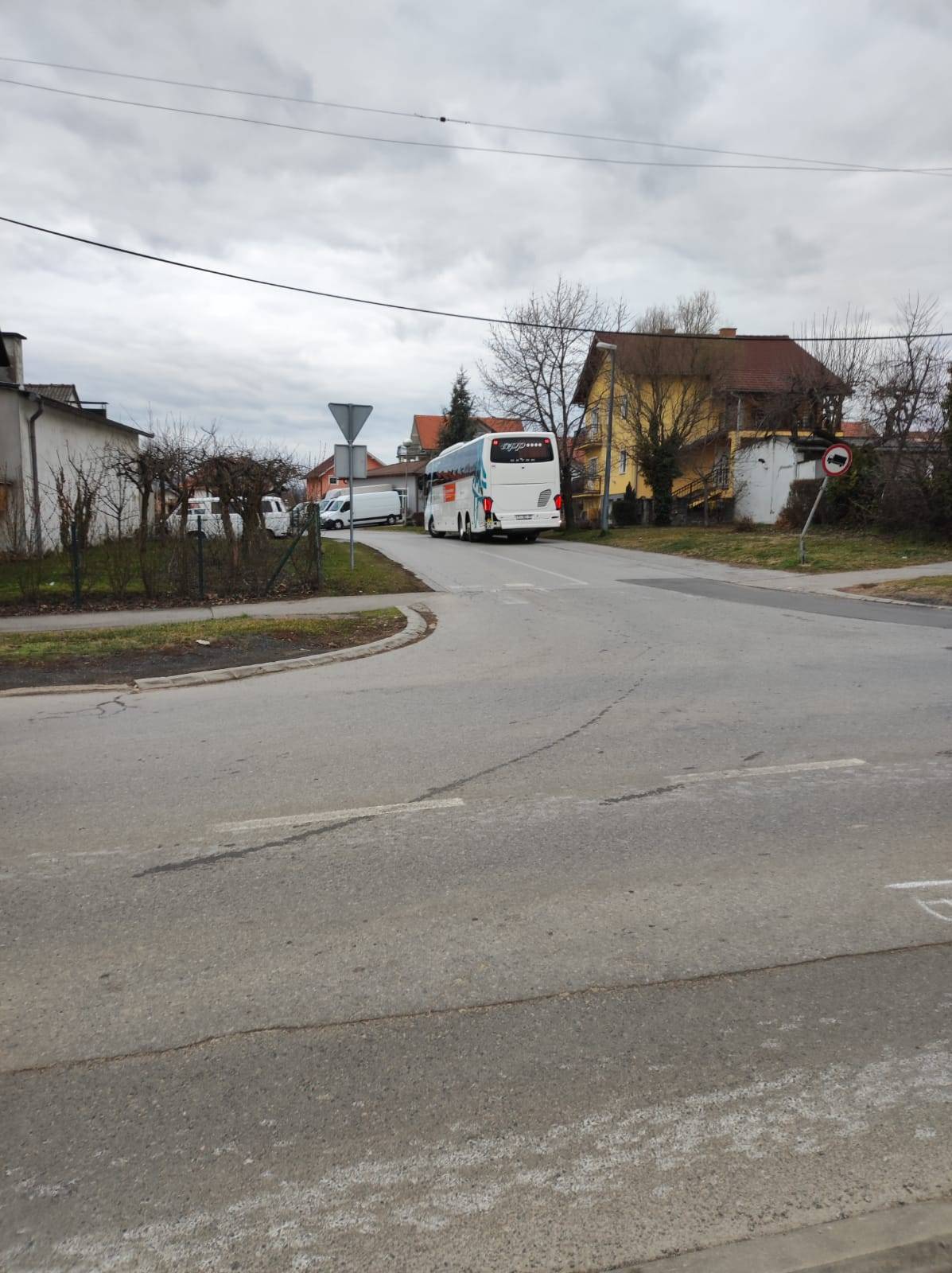 POŽEGA: Prometna nesreća između autobusa i automobila