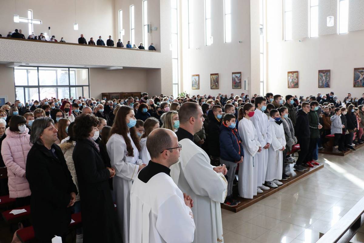 Biskup Škvorčević predvodio slavlje posvete nove župne crkve sv. Leopolda Mandića u Virovitici