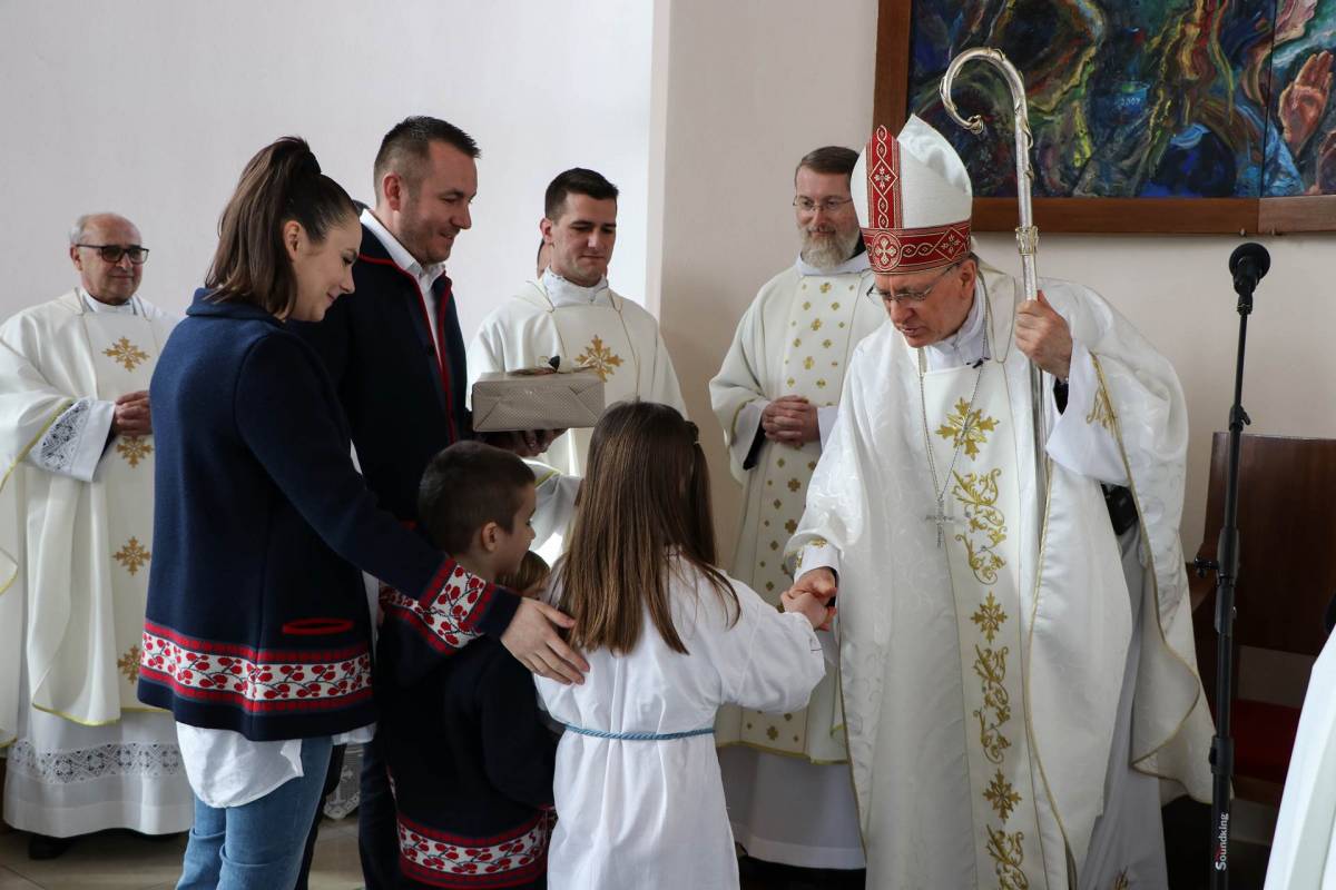 Biskup Škvorčević predvodio slavlje posvete nove župne crkve sv. Leopolda Mandića u Virovitici