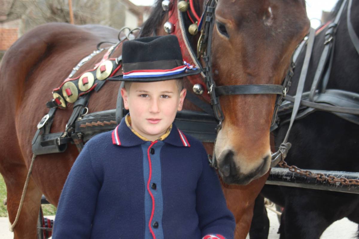 Niko Horvat (10) je prvi put zajahao konja sa samo dvije godine, a sada im toliko vjeruje da im čak stoji na leđima 