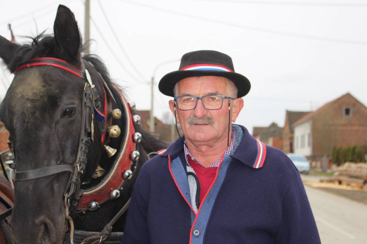 Niko Horvat (10) je prvi put zajahao konja sa samo dvije godine, a sada im toliko vjeruje da im čak stoji na leđima 