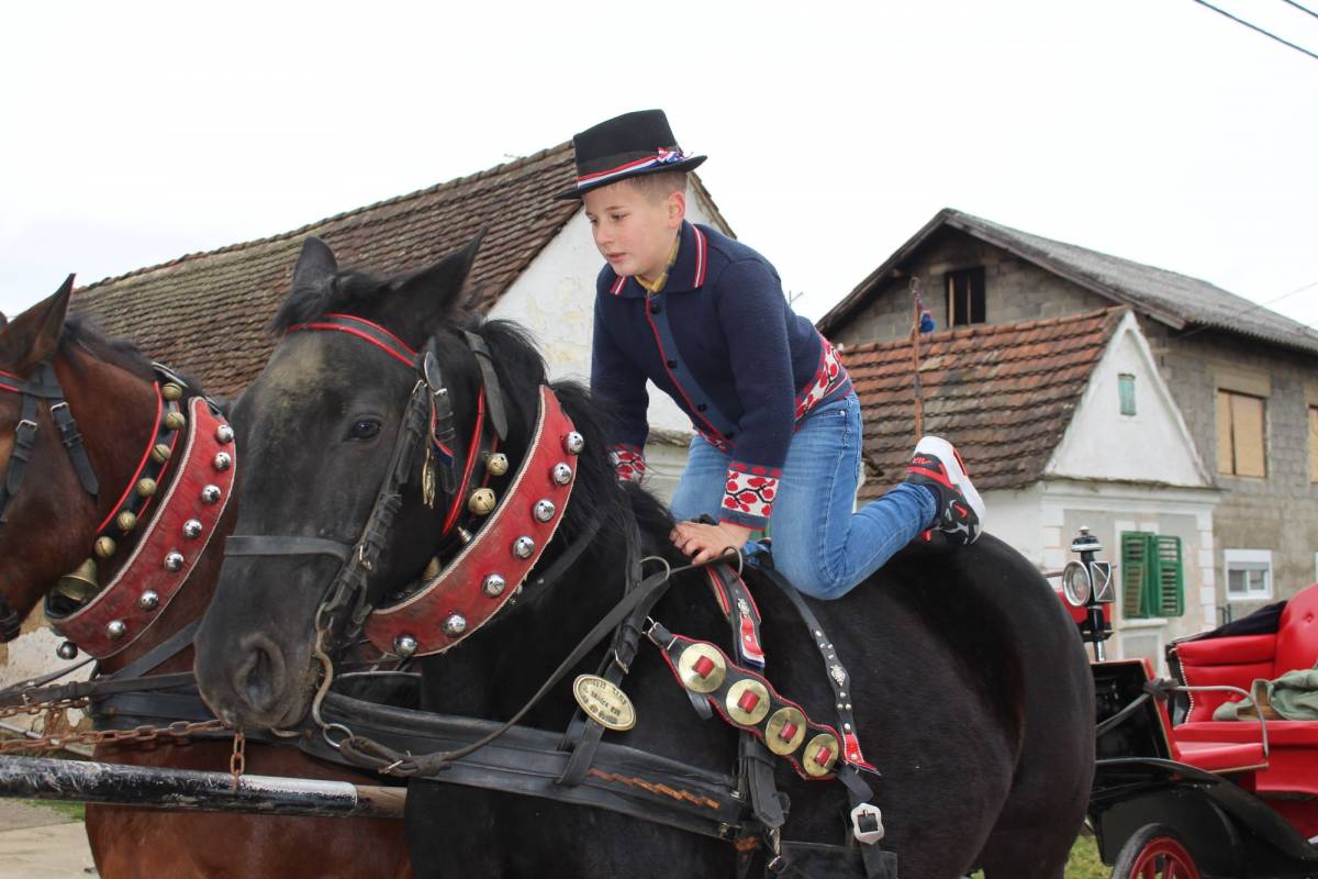 Niko Horvat (10) je prvi put zajahao konja sa samo dvije godine, a sada im toliko vjeruje da im čak stoji na leđima 