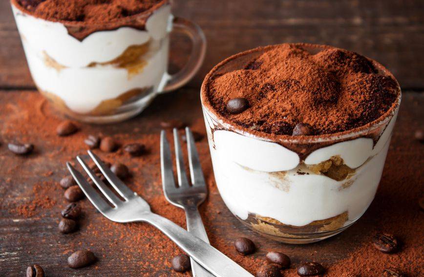 Cheesecake s okusom tiramisua: Recept za desert bez želatine i pečenja