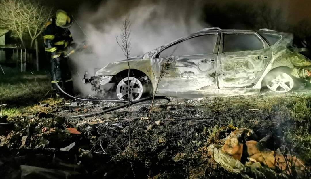 UŽASNI PRIZORI: Automobil u Jakšiću zbog kvara na elektroinstalacijama u potpunosti izgorio