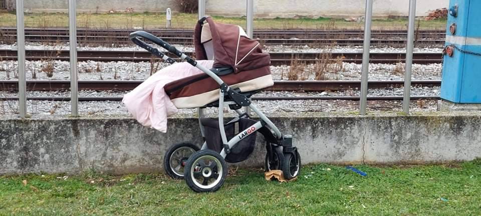 Napuštena dječja kolica kod Željezničkog kolodvora u Požegi već tri dana čekaju svog vlasnika