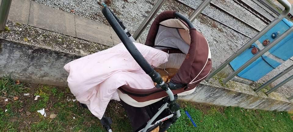 Napuštena dječja kolica kod Željezničkog kolodvora u Požegi već tri dana čekaju svog vlasnika