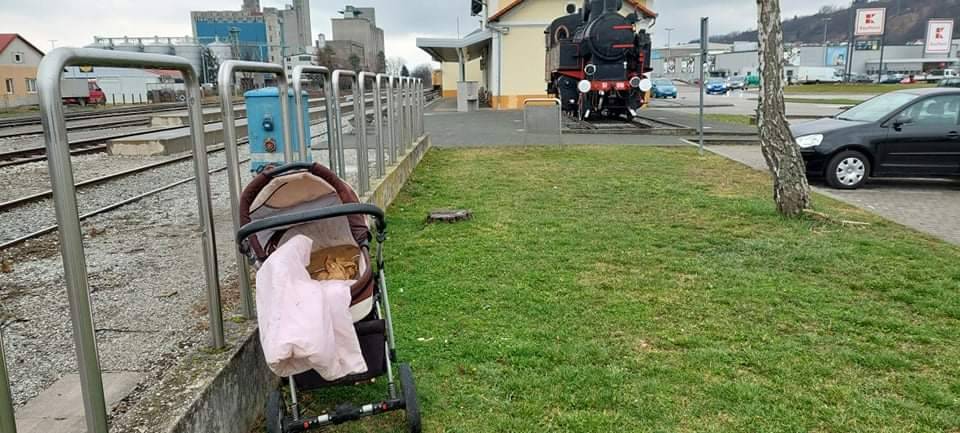 Napuštena dječja kolica kod Željezničkog kolodvora u Požegi već tri dana čekaju svog vlasnika