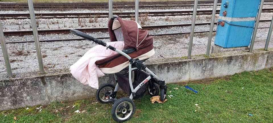 Napuštena dječja kolica kod Željezničkog kolodvora u Požegi već tri dana čekaju svog vlasnika