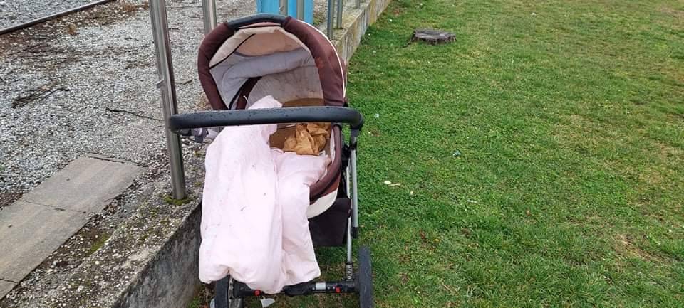 Napuštena dječja kolica kod Željezničkog kolodvora u Požegi već tri dana čekaju svog vlasnika