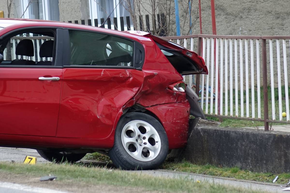 VOZAČ PREVEZEN U BOLNICU: U Brestovcu se zabio automobilom u parkirani automobil, a zatim u kuću