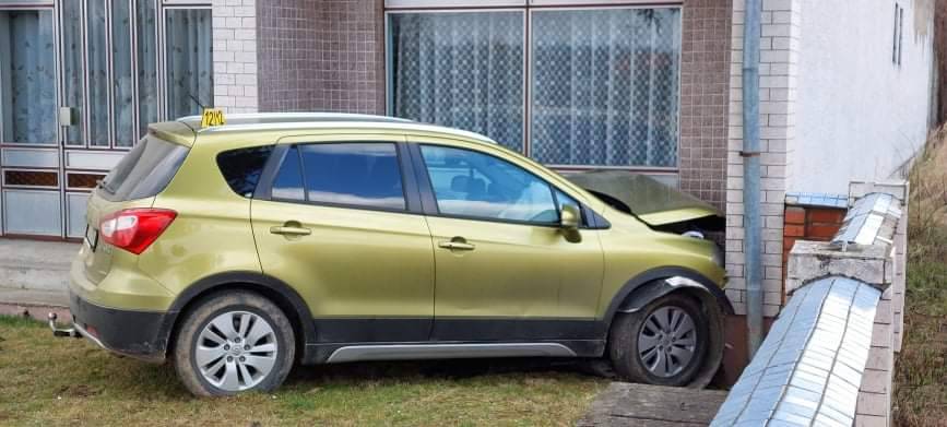 VOZAČ PREVEZEN U BOLNICU: U Brestovcu se zabio automobilom u parkirani automobil, a zatim u kuću