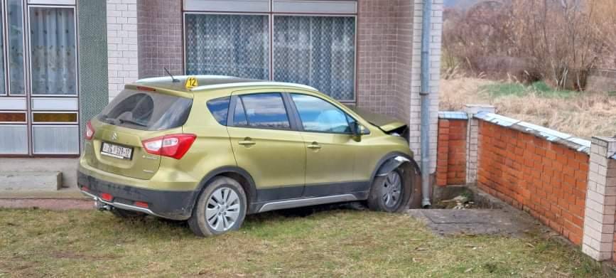 VOZAČ PREVEZEN U BOLNICU: U Brestovcu se zabio automobilom u parkirani automobil, a zatim u kuću