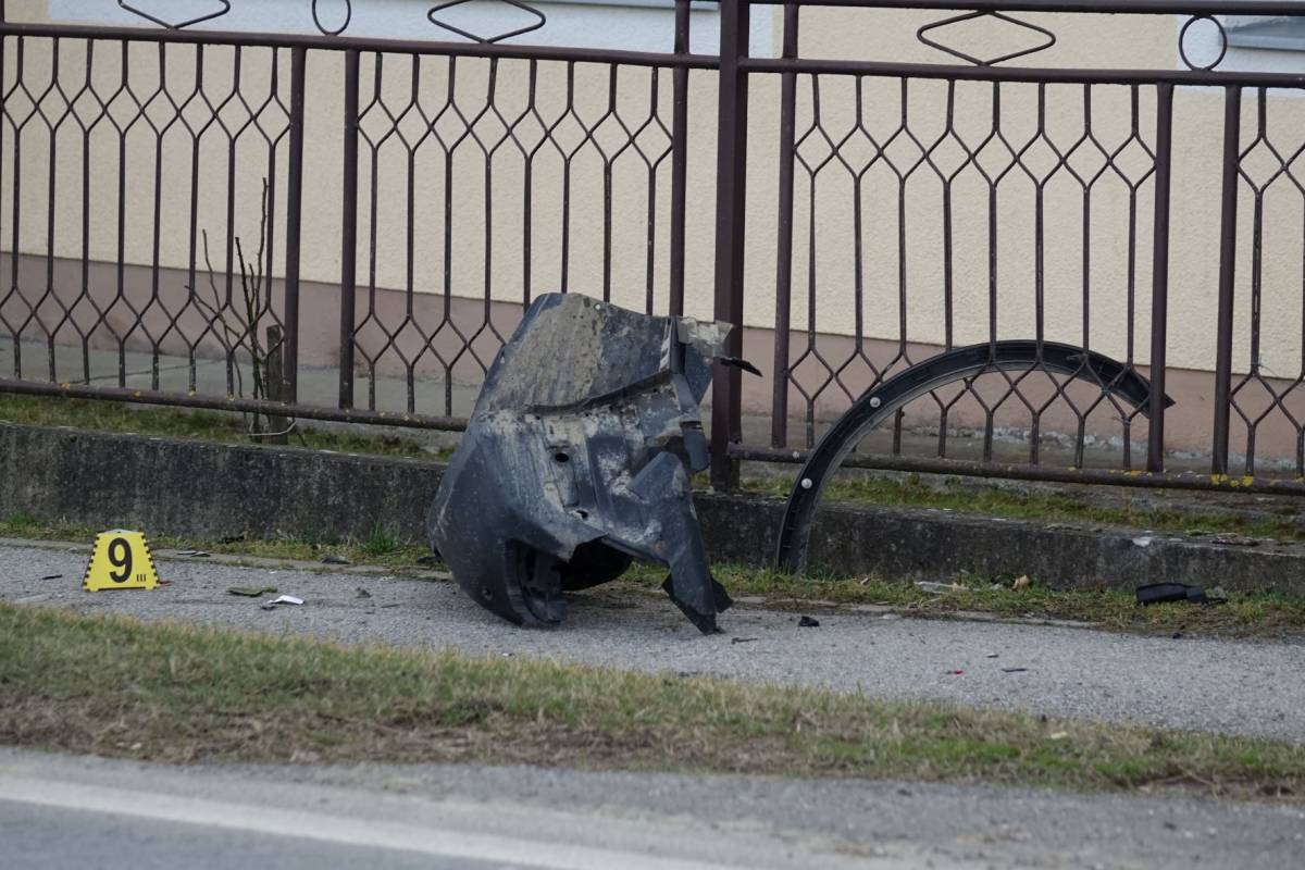 VOZAČ PREVEZEN U BOLNICU: U Brestovcu se zabio automobilom u parkirani automobil, a zatim u kuću