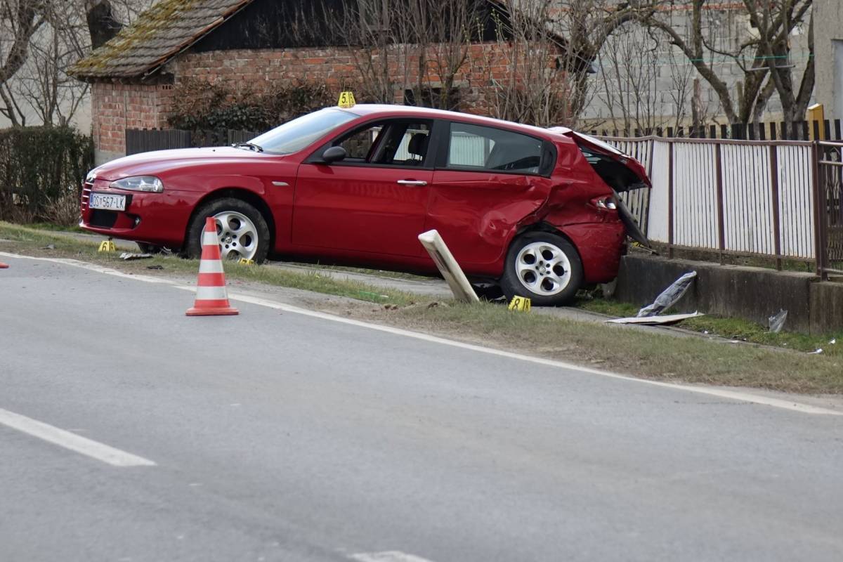 VOZAČ PREVEZEN U BOLNICU: U Brestovcu se zabio automobilom u parkirani automobil, a zatim u kuću