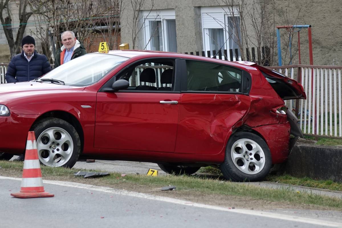 VOZAČ PREVEZEN U BOLNICU: U Brestovcu se zabio automobilom u parkirani automobil, a zatim u kuću