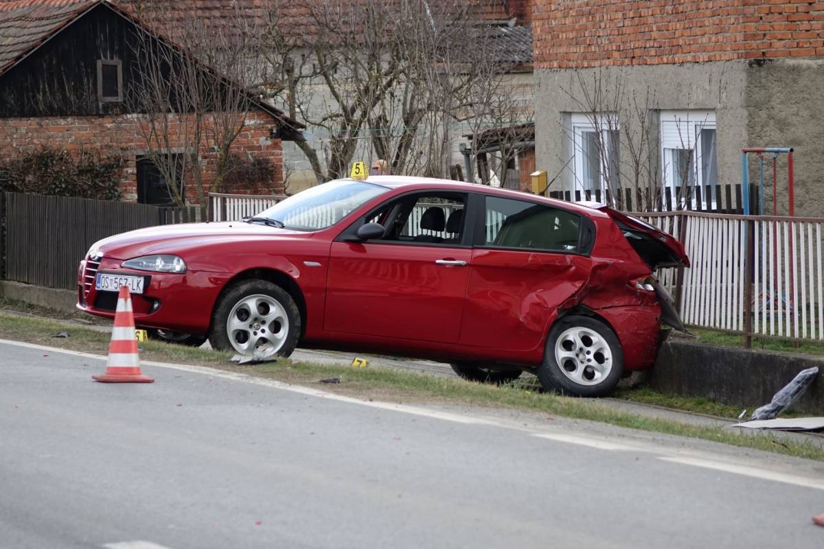VOZAČ PREVEZEN U BOLNICU: U Brestovcu se zabio automobilom u parkirani automobil, a zatim u kuću