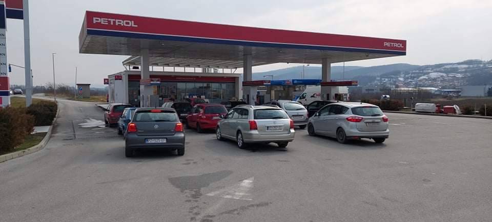GUŽVE SE NASTAVLJAJU: Na više benzinskih pumpi u Požegi nestalo dizela