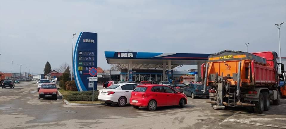 GUŽVE SE NASTAVLJAJU: Na više benzinskih pumpi u Požegi nestalo dizela