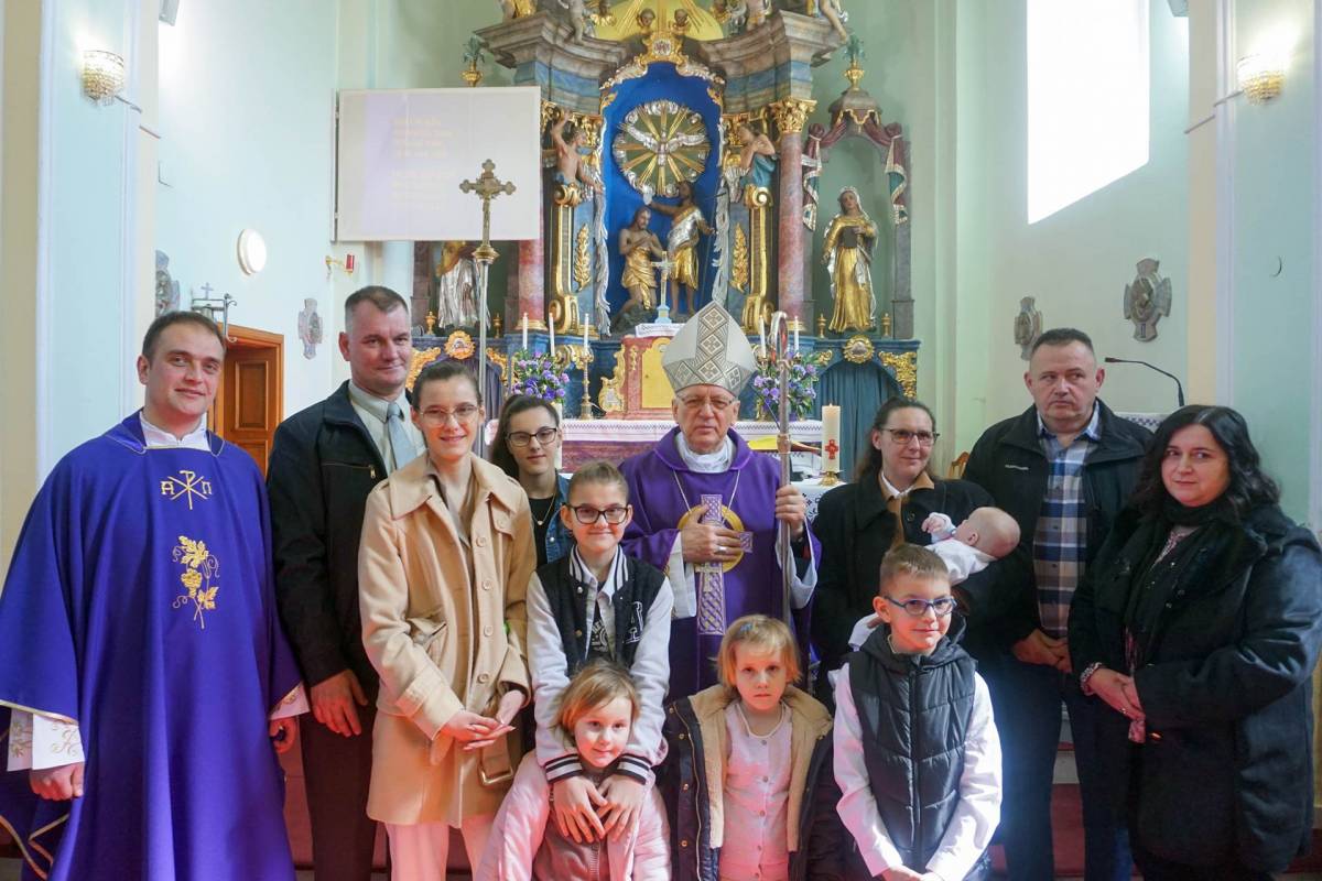 Biskup Škvorčević krstio sedmo dijete roditelja Uremović u Špišić Bukovici