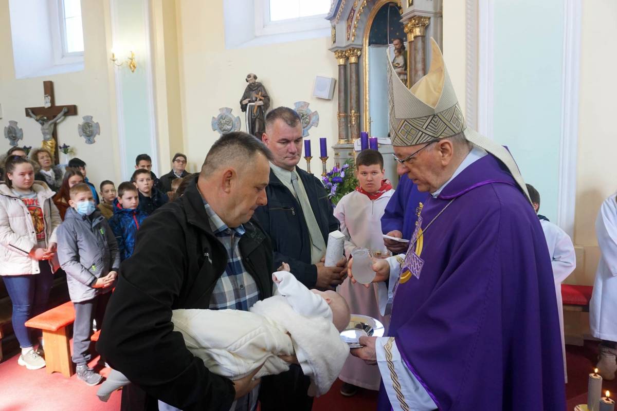 Biskup Škvorčević krstio sedmo dijete roditelja Uremović u Špišić Bukovici