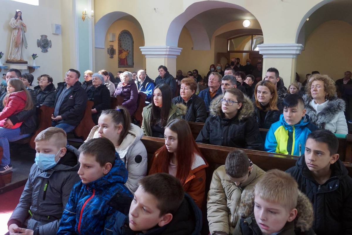 Biskup Škvorčević krstio sedmo dijete roditelja Uremović u Špišić Bukovici