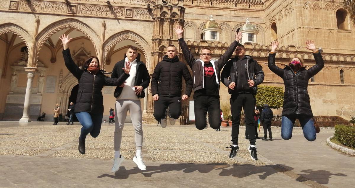 Učenici Ekonomske škole Požega predstavili su svoj izum SolarBag na Siciliji