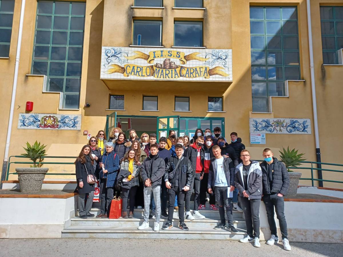 Učenici Ekonomske škole Požega predstavili su svoj izum SolarBag na Siciliji