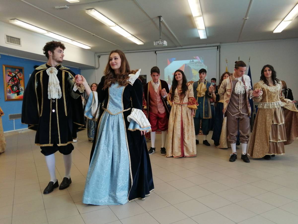 Učenici Ekonomske škole Požega predstavili su svoj izum SolarBag na Siciliji